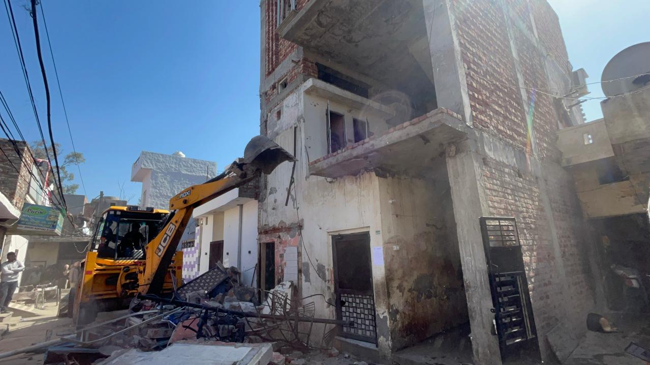 Khanna Police bulldoze six properties of drug peddlers in Meat Market