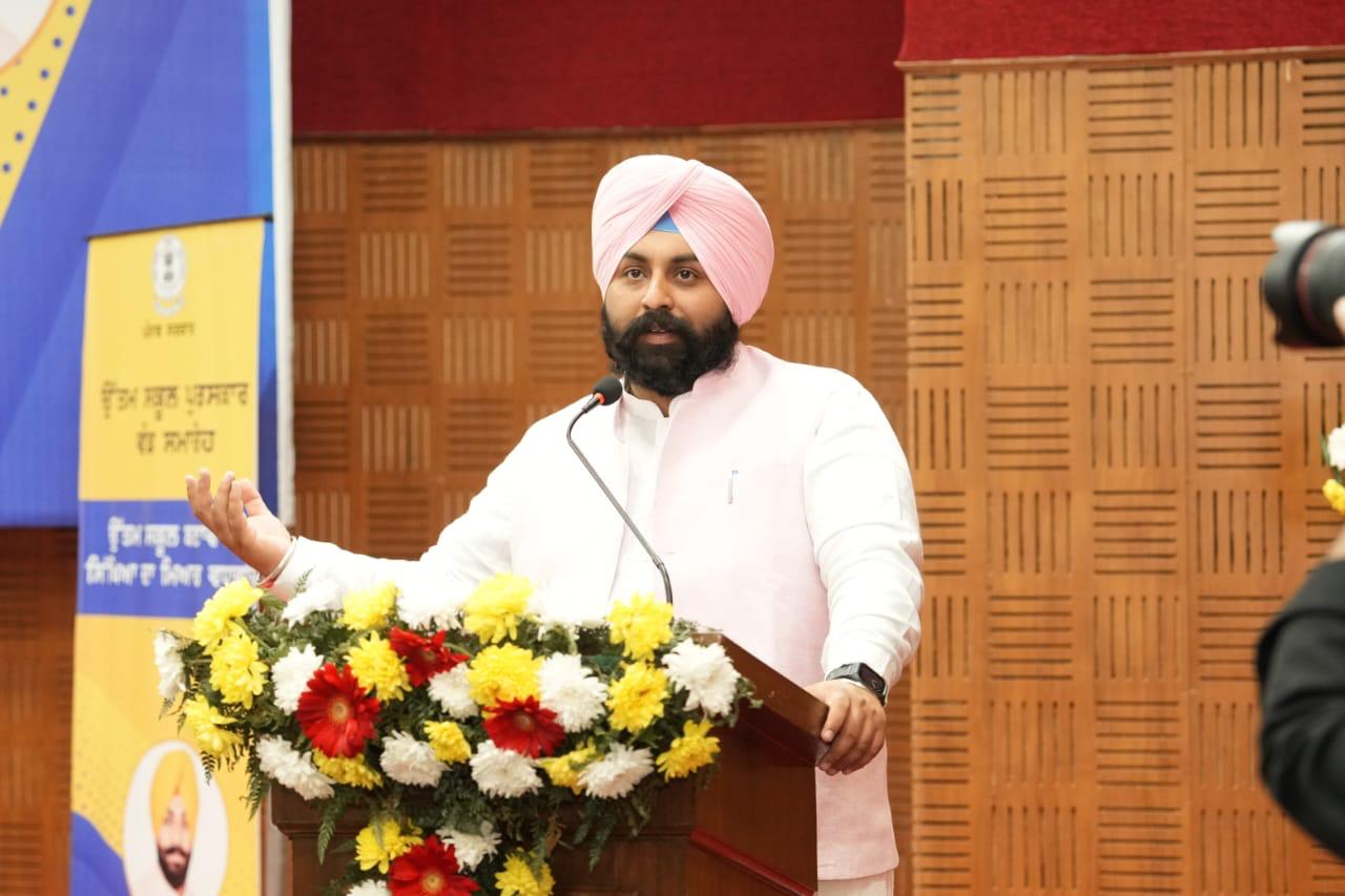 HARJOT BAINS HONORS 161 GOVT SCHOOLS WITH “BEST SCHOOL AWARD”