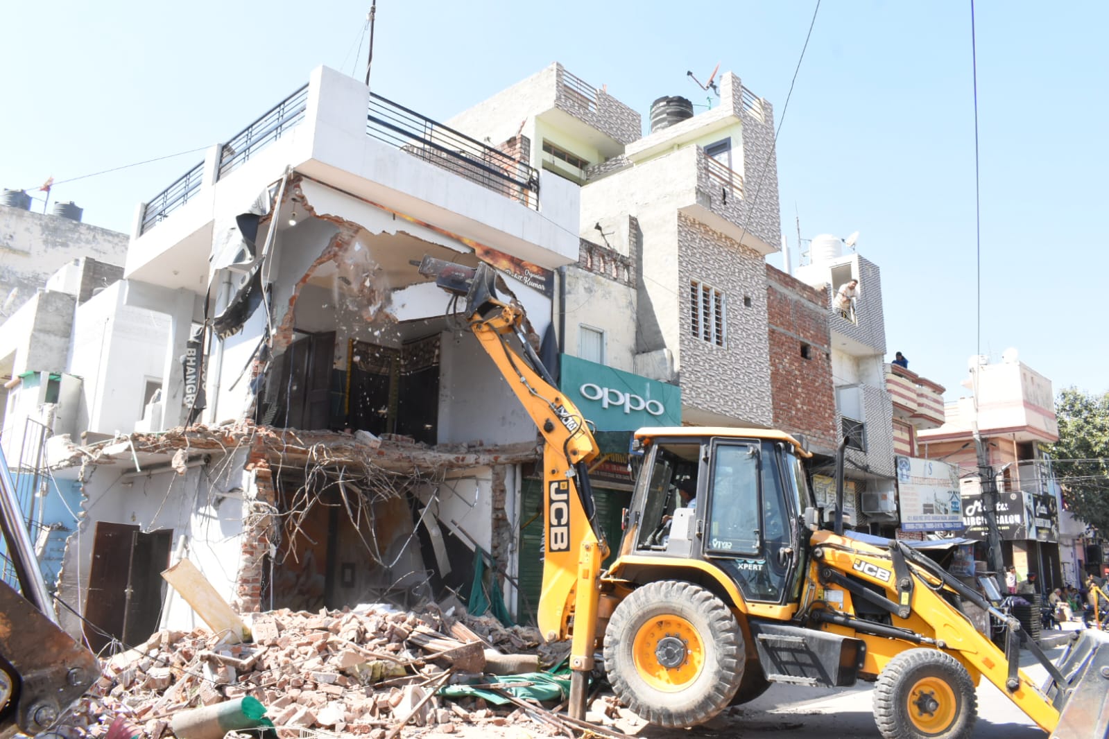 “YUDH NASHIAN VIRUDH” :  AUTHORITIES DEMOLISHE ILLEGAL CONSTRUCTION OF NATORIOUS DRUG PEDDLERS IN BHARGAV CAMP