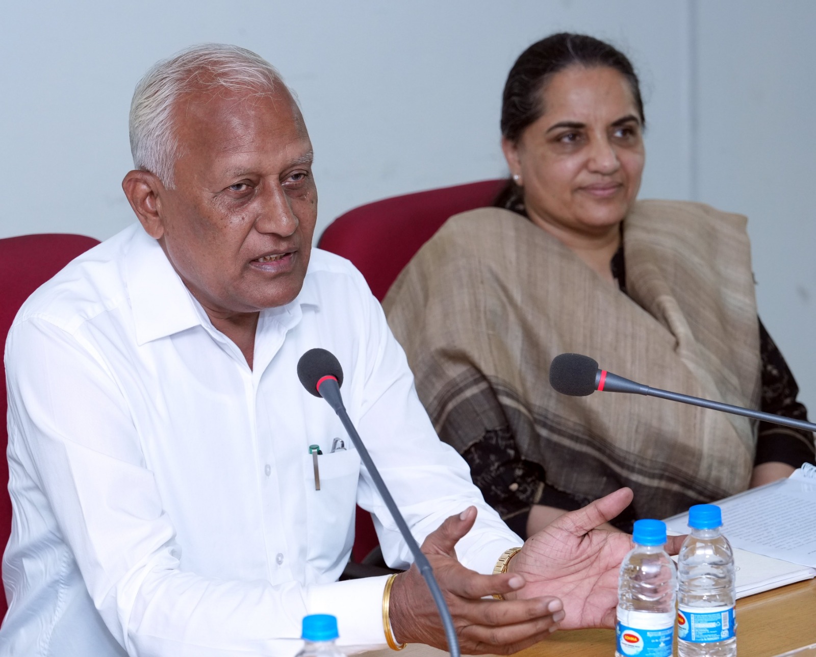 BARINDER KUMAR GOYAL DIRECTS OFFICIALS TO ENSURE 24X7 ACCESSIBILITY FOR SWIFT REDRESSAL OF PUBLIC GRIEVANCES AND PREVENTION OF ILLEGAL MINING