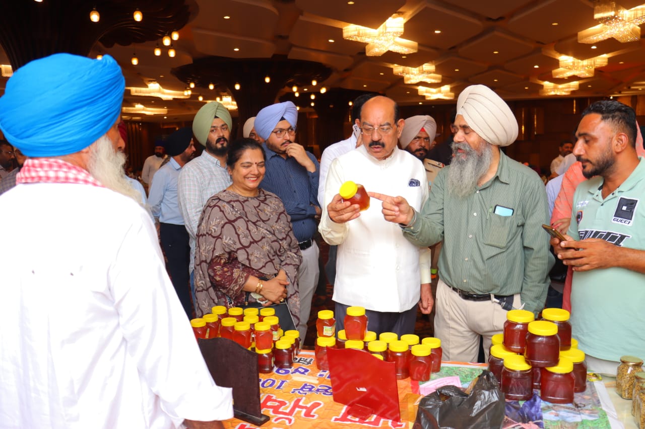 Amritsar Farmers Excel in State-Level Pear Competition Organized by Horticulture Department