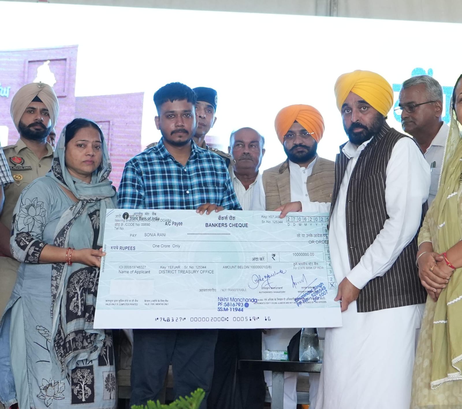 CM HANDS CHEQUE WORTH RS 1 CRORE TO THE FAMILY MEMBERS OF MARTYR ASI DHANWANT SINGH