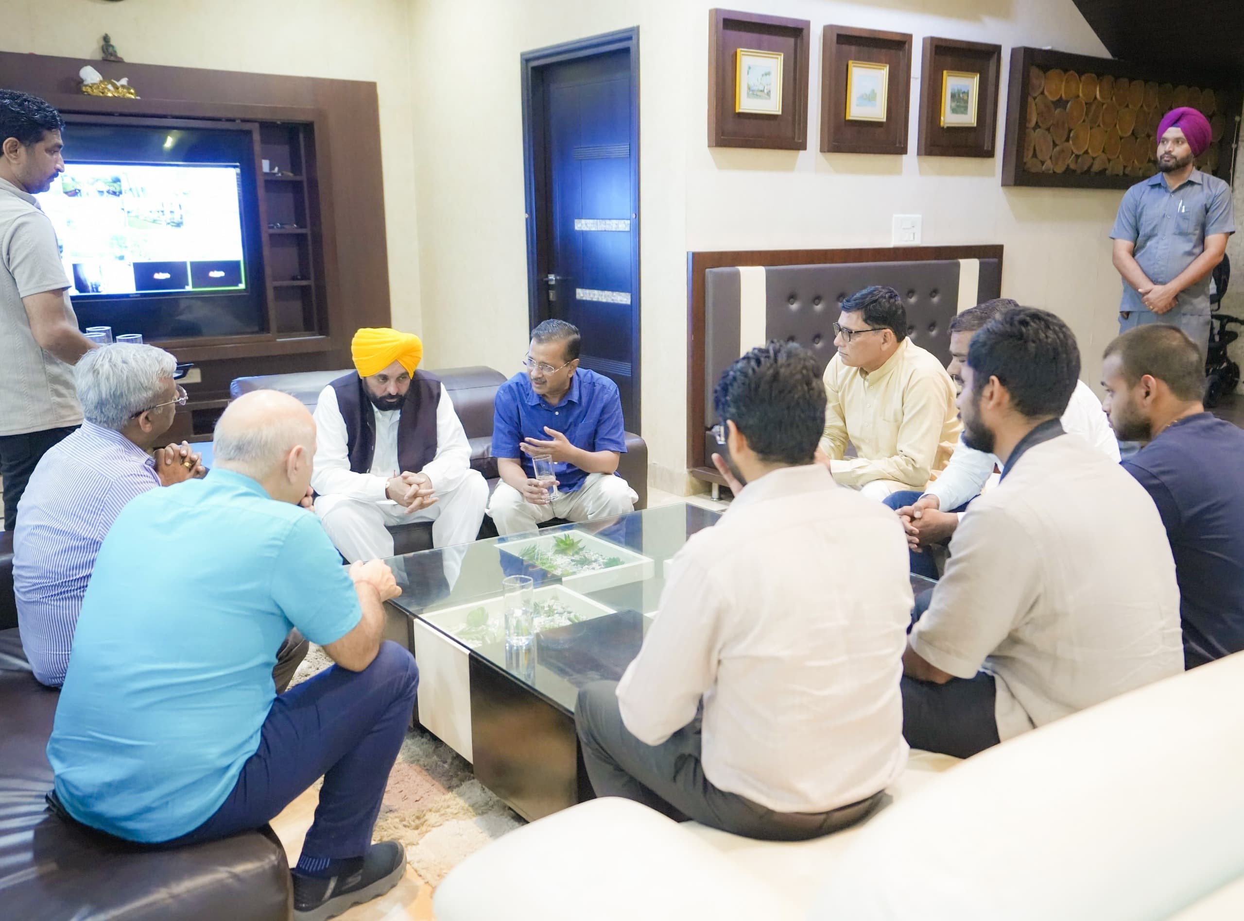 Bhagwant Mann and Arvind Kejriwal Share Grief with Family of Late Sanjay Verma