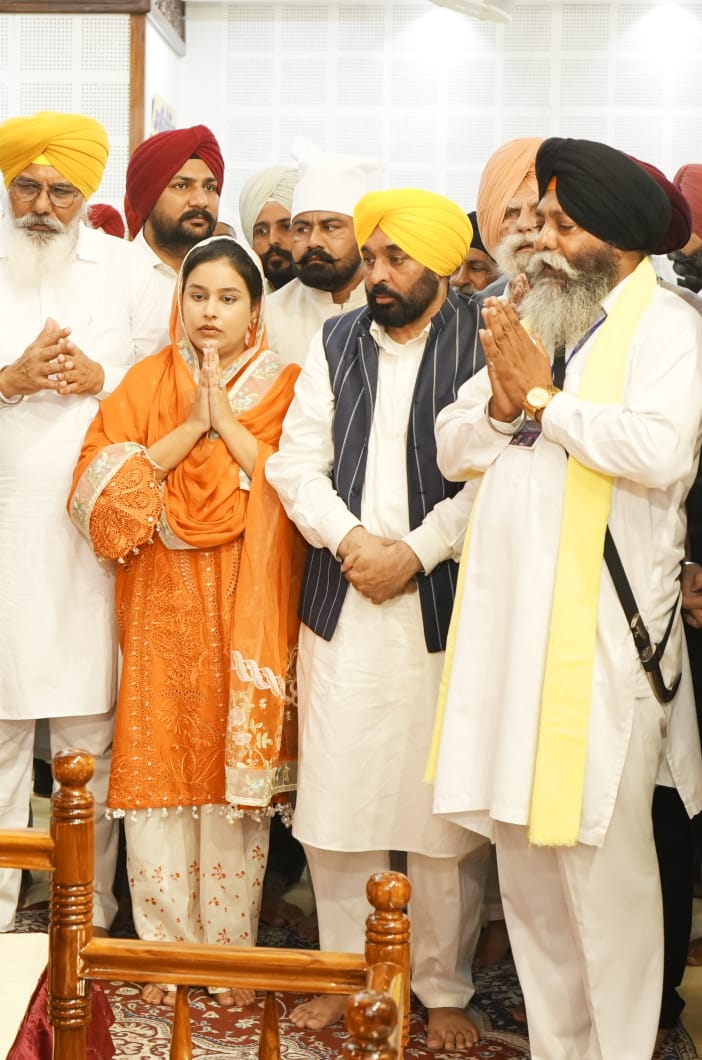 CM Pays Obeisance at Tilla Baba Sheikh Farid