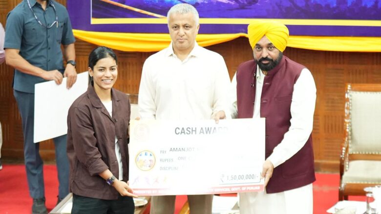 ਪੰਜਾਬ ਦੇ ਖਿਡਾਰੀਆਂ ਨੇ ਦੁਨੀਆ ਭਰ ਵਿੱਚ ਤਿਰੰਗੇ ਦਾ ਮਾਣ ਵਧਾਇਆ, ਮੁੱਖ ਮੰਤਰੀ ਭਗਵੰਤ ਸਿੰਘ ਮਾਨ ਵੱਲੋਂ ਐਵਾਰਡ ਤੇ ਇਨਾਮੀ ਰਾਸ਼ੀ ਨਾਲ ਖਿਡਾਰੀਆਂ ਦਾ ਸਨਮਾਨ