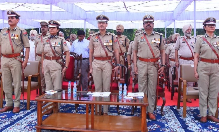 DGP PUNJAB MEETS FAMILIES OF MARTYRS’, ASSURES THEM EVERY POSSIBLE HELP FROM PUNJAB POLICE