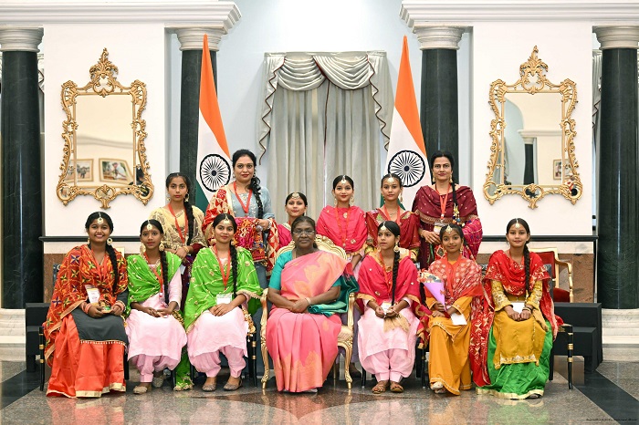 PUNJAB GOVT SCHOOL STUDENTS CELEBRATES RAKSHA BANDHAN WITH PRESIDENT AT RASHTRAPATI BHAVAN