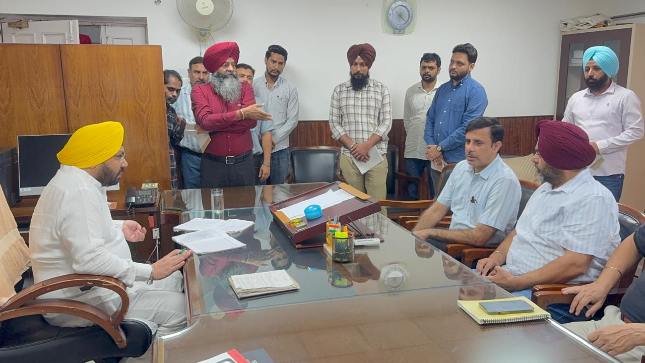 Harbhajan Singh ETO makes surprise visit to PWD offices in Mohali