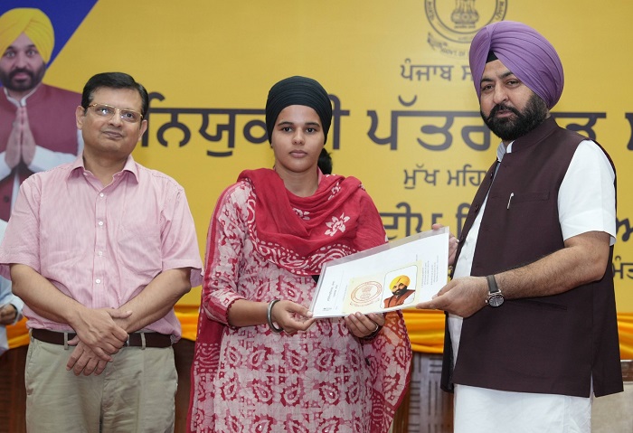 HARDEEP SINGH MUNDIAN HANDS OVER APPOINTMENT LETTERS TO 504 PATWARIS