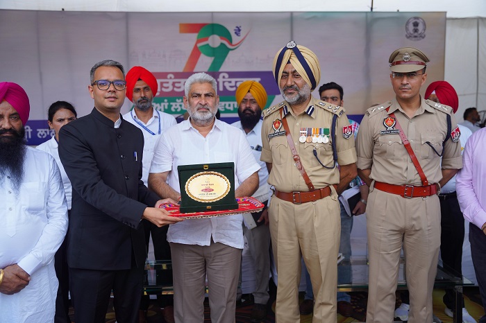 79th Independence Day celebrated with pump & show at Police line ground