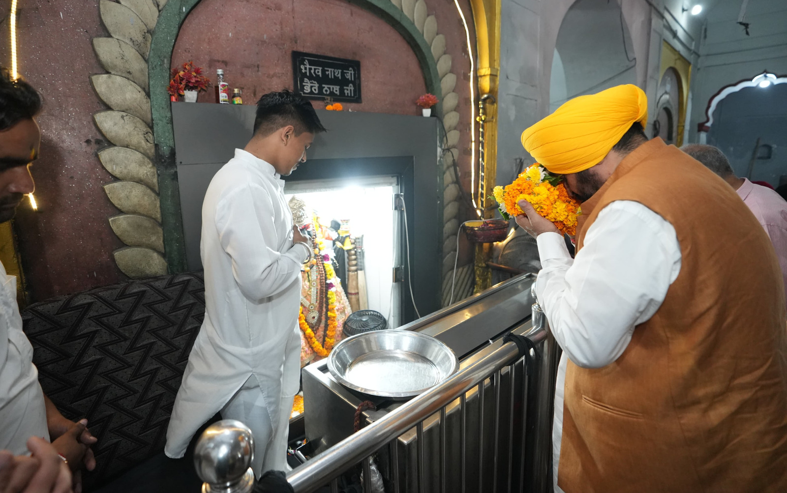 CM PAYS OBEISANCE AT SRI KALI MATA MANDIR