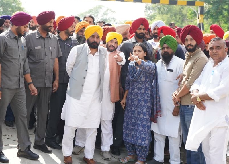 FURTHER INTENSIFY THE PACE OF RELIEF AND RESCUE MEASURES IN FLOOD AFFECTED AREAS : CM TO OFFICERS