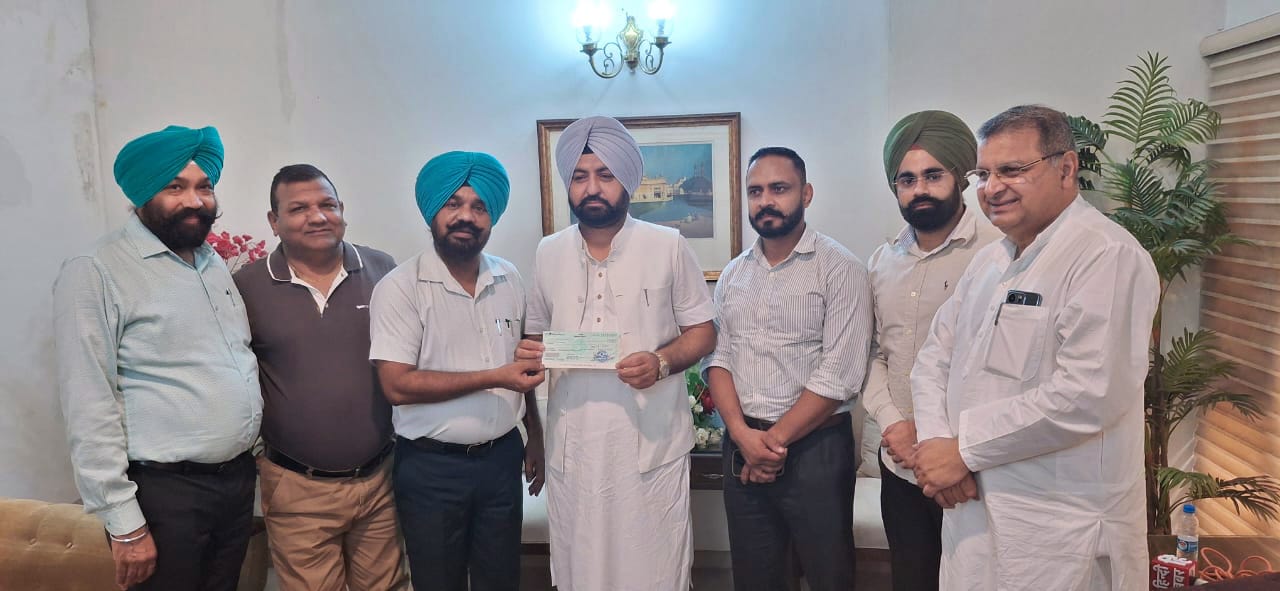PUNJAB REVENUE OFFICERS ASSOCIATION CONTRIBUTES RS.10 LAKH TOWARDS CM RELIEF FUND