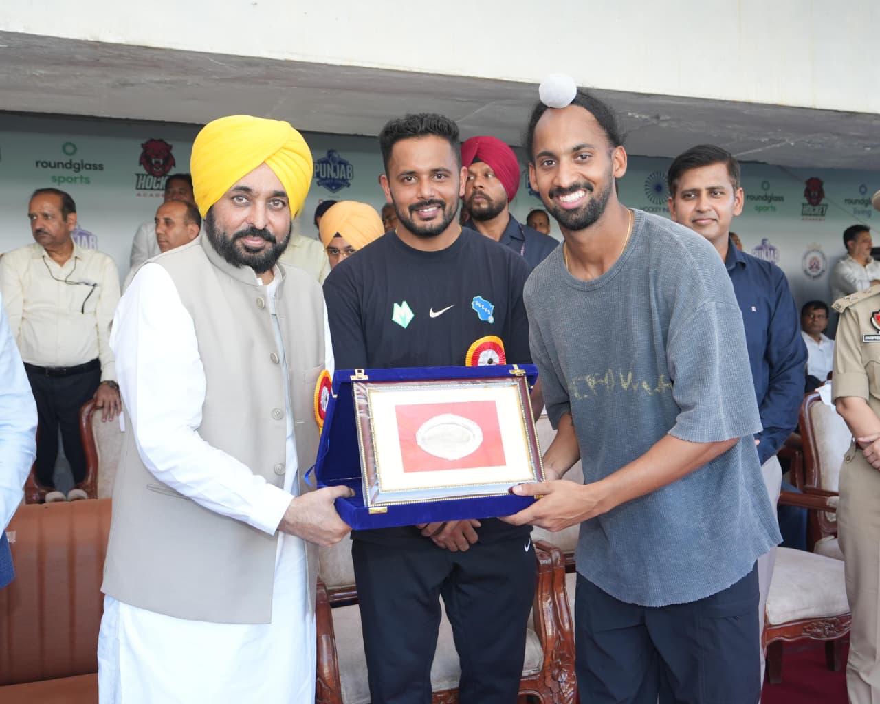 CM VOWS TO RESTORE PRISTINE GLORY OF HOCKEY IN THE STATE