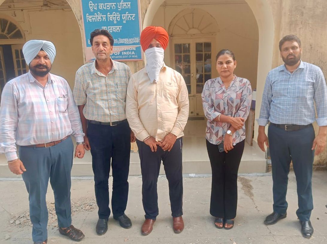 VB drive against corruption: Education department JE nabbed red handed taking Rs 4000 bribe
