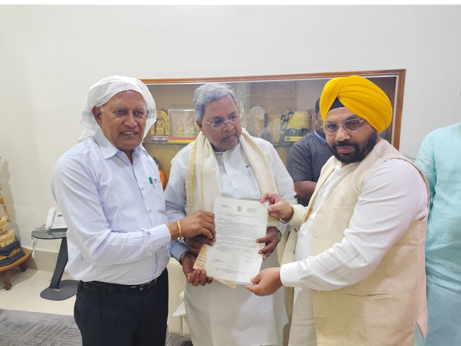 PUNJAB MINISTERS MEET KARNATAKA CM SIDDARAMAIAH TO INVITE HIM FOR 350TH MARTYRDOM ANNIVERSARY OF SRI GURU TEGH BAHADUR JI