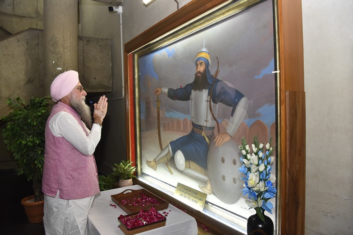 Speaker pays floral tributes to great warrior Baba Banda Singh Bahadur  on the occasion of His Birth Anniversary