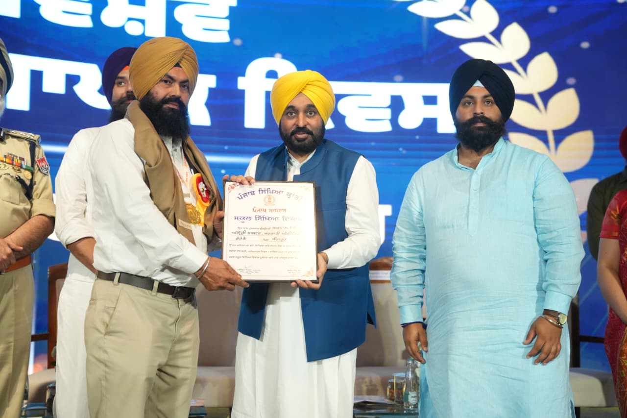 PLAY A KEY ROLE IN PERPETUATING THE GLORIOUS HERITAGE OF THE STATE: CM TO TEACHERS