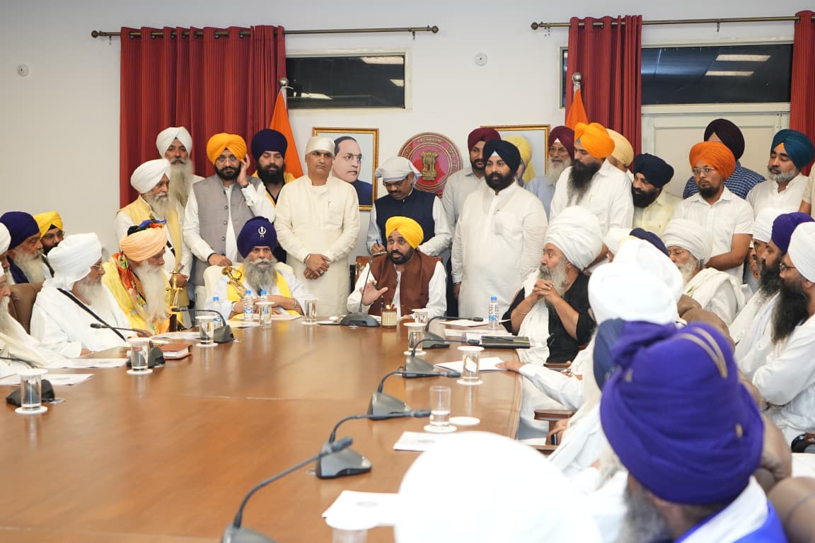 CM HOLDS MEETING WITH SANT SAMAJ AND ACADEMICIANS TO FINALIZE THE SERIES OF EVENTS TO COMMEMORATE 350TH MARTYRDOM OF SRI GURU TEG BAHADUR JI