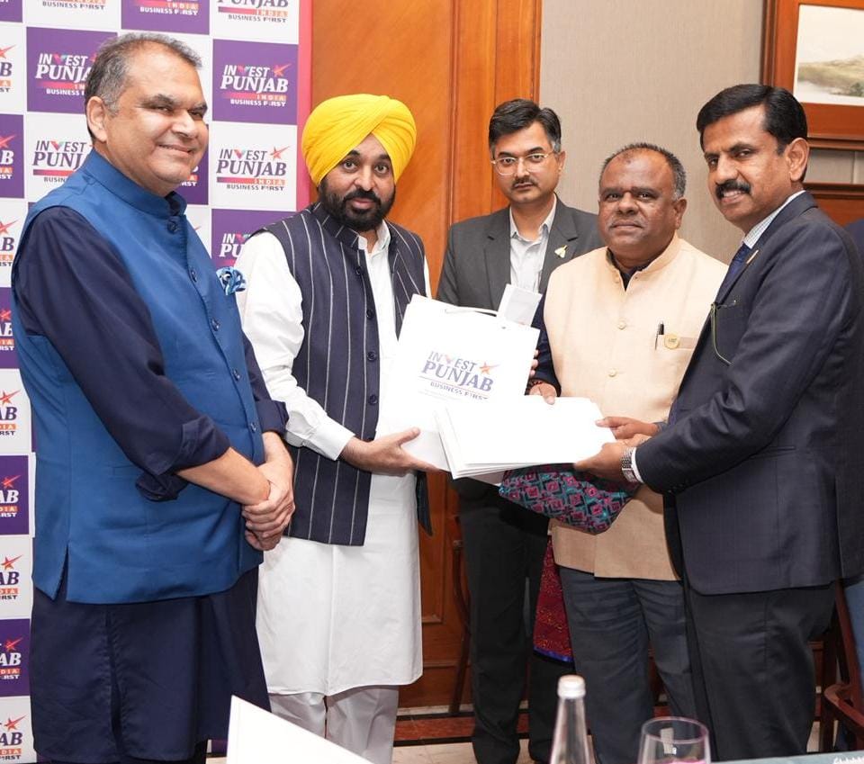 CM MEETS INDUSTRIAL TYCOONS IN BENGALURU, INVITES THEM TO INVEST IN PUNJAB