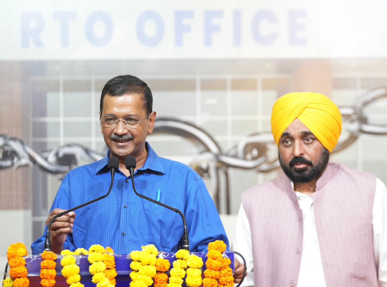 CM LOCKS RTO OFFICE IN PRESENCE OF ARVIND KEJRIWAL, SAYS PEOPLE TO GET FACILITIES AT THEIR DOORSTEPS BY DIALLING 1076