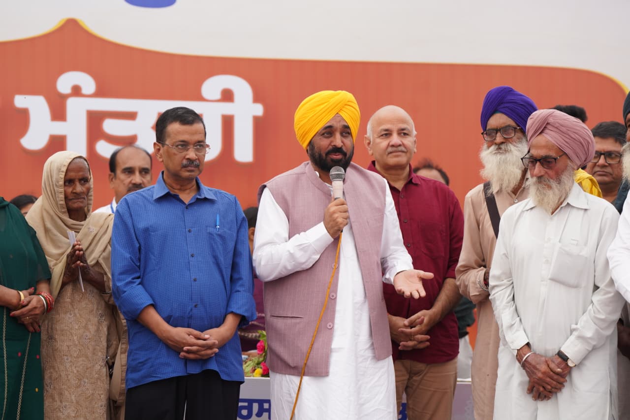 CM BHAGWANT SINGH MAAN AND ARVIND KEJRIWAL LAUNCH MUKH MANTRI TEERTH YATRA SCHEME DEDICATED TO 350TH MARTYRDOM DAY OF SRI GURU TEGH BAHADUR JI