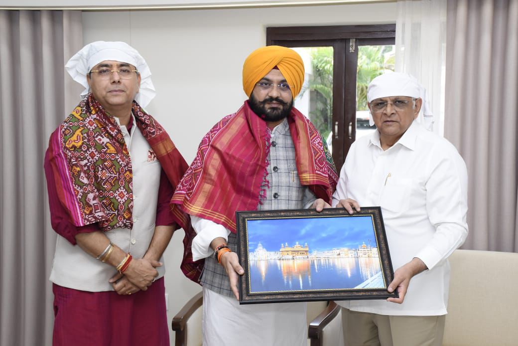 AMAN ARORA & SOND EXTEND INVITATION TO GUJARAT CM FOR 350TH MARTYRDOM ANNIVERSARY OF SRI GURU TEGH BAHADUR JI