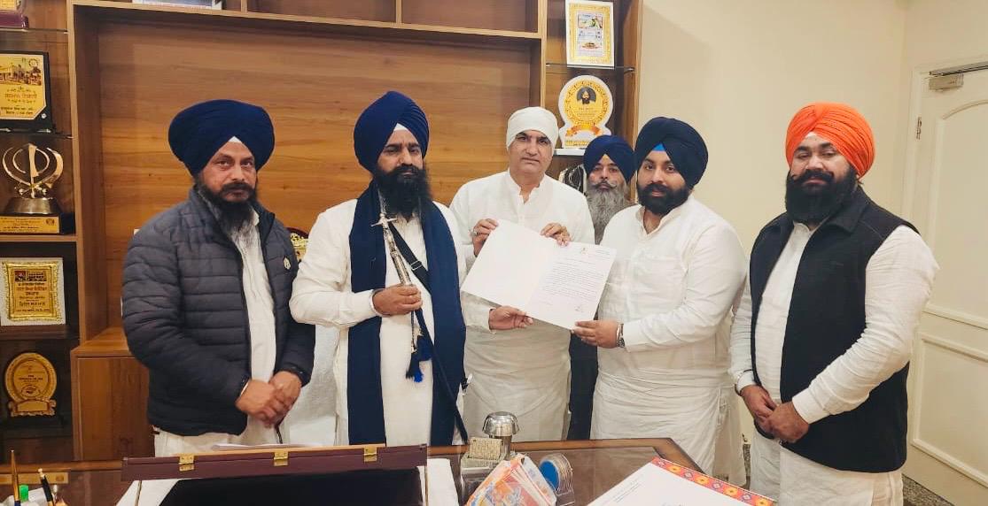 Harjot Singh Bains & Deepak Bali extend invitation to Jathedar Giani Kuldeep Singh Gargajj for Sri Guru Tegh Bahadur Ji’s 350th Martyrdom Anniversary