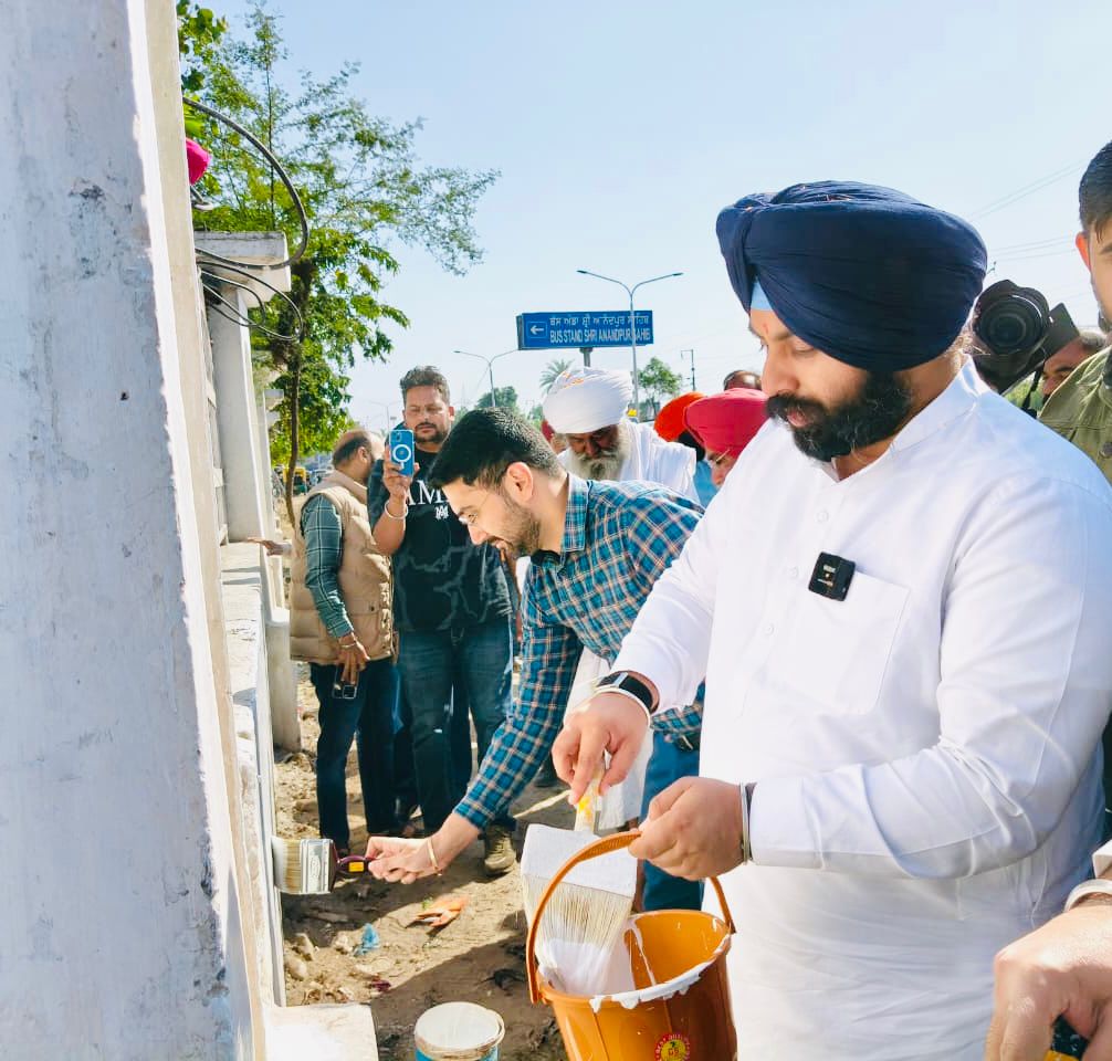 SRI ANANDPUR SAHIB ADORNS WHITE FOR SRI GURU TEGH BAHADUR JI’S 350TH MARTYRDOM ANNIVERSARY