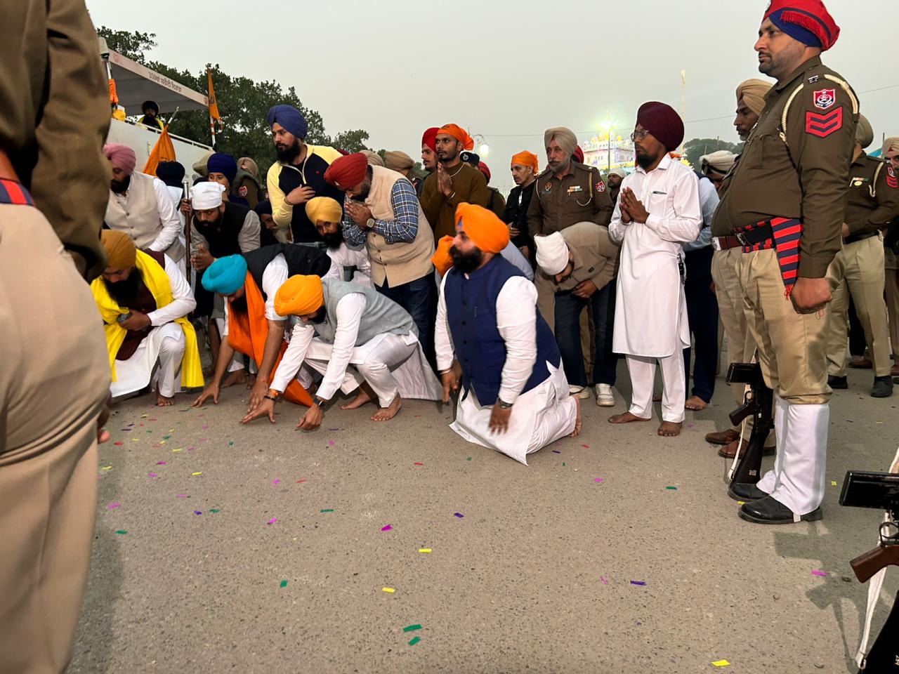 Nagar Kirtan from Talwandi Sabo given floral welcome at Sri Anandpur Sahib by Cabinet Minister Harjot Singh Bains, Tarunpreet Singh Sond and Lok Sabha Member Malwinder Singh Kang