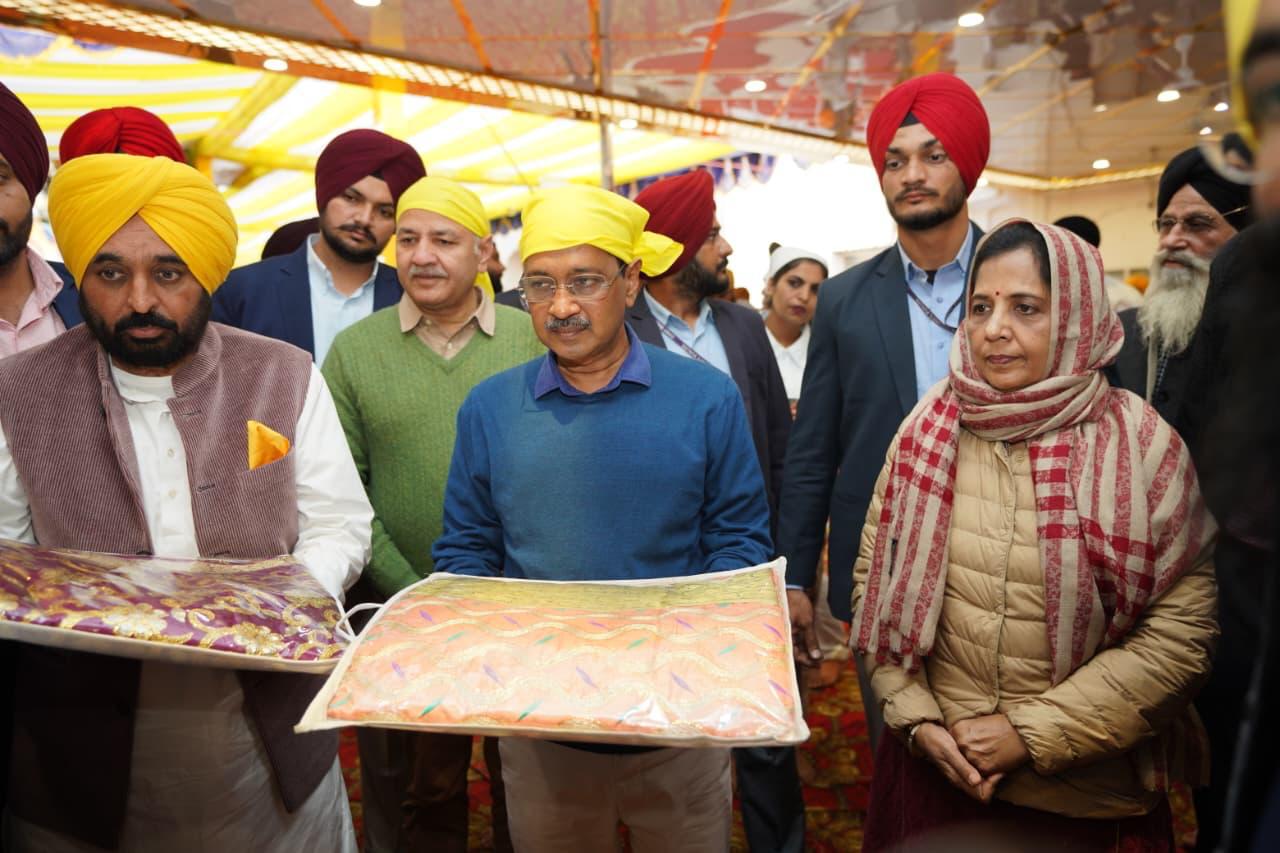 CM AND ARVIND KEJRIWAL PAY OBEISANCE AT GURDWARA TAKHT SRI KESGARH SAHIB, GURDWARA SHEESHGANJ SAHIB AND GURDWARA BHORA SAHIB