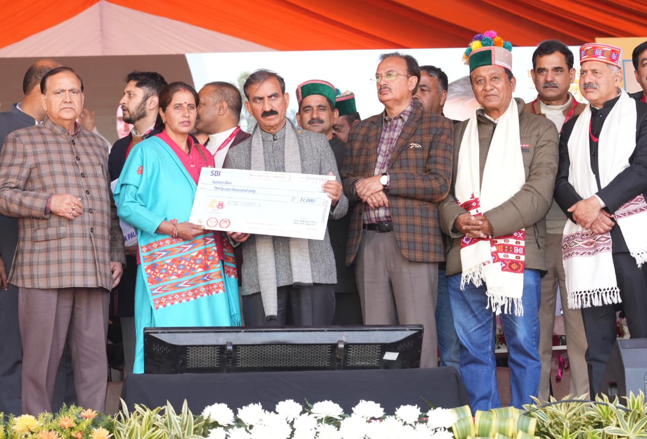 मुख्यमंत्री ने कल्याणकारी योजनाओं के लाभार्थियों को प्रदान की सहायता राशि