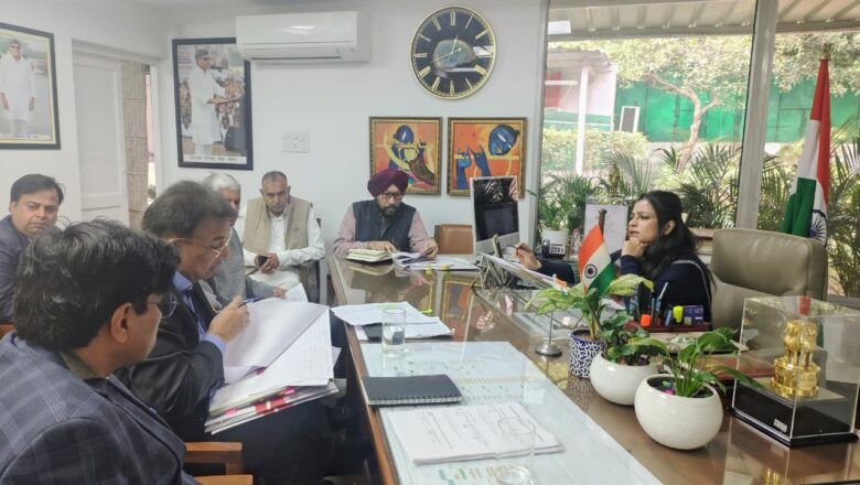 ਮੰਤਰੀ ਸ਼ਰੂਤੀ ਚੌਧਰੀ ਨੇ ਤੋਸ਼ਾਮ ਦੇ ਵਿਕਾਸ ਅਤੇ ਹੜ੍ਹ ਨਾਲ ਸਬੰਧਤ ਕੰਮਾਂ ਸਬੰਧੀ ਅਧਿਕਾਰੀਆਂ ਨਾਲ ਮੀਟਿੰਗ ਕੀਤੀ।