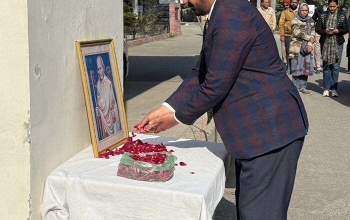 ਬਲੀਦਾਨ ਦਿਵਸ ਮੌਕੇ ਅਧਿਕਾਰੀਆਂ ਅਤੇ ਕਰਮਚਾਰੀਆਂ ਨੇ ਦੋ ਮਿੰਟ ਦਾ ਮੋਨ ਧਾਰਿਆ