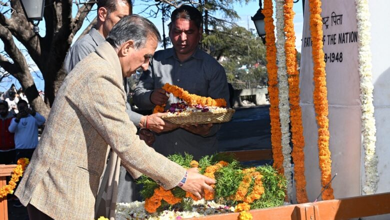 शहीद दिवस पर मुख्यमंत्री ने अर्पित की महात्मा गांधी को श्रद्धांजलि