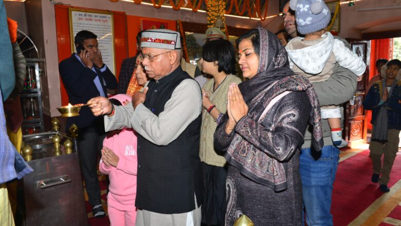 ਰਾਜਪਾਲ ਨੇ ਜਾਖੂ ਮੰਦਿਰ ਵਿੱਚ ਕੀਤੀ ਪ੍ਰਾਰਥਨਾ