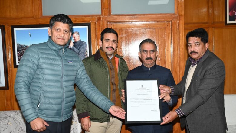 ਮੁੱਖ ਮੰਤਰੀ ਨੇ HPSCBL ਨੂੰ PMFBY ਨੂੰ ਲਾਗੂ ਕਰਨ ਵਿੱਚ ਰਾਸ਼ਟਰੀ ਪੱਧਰ ‘ਤੇ ਪਹਿਲਾ ਸਥਾਨ ਪ੍ਰਾਪਤ ਕਰਨ ਲਈ ਵਧਾਈ ਦਿੱਤੀ।