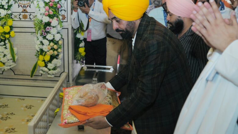 ਪੰਜਾਬ ਦੇ ਮੁੱਖ ਮੰਤਰੀ ਭਗਵੰਤ ਸਿੰਘ ਮਾਨ ਨੇ ਸ੍ਰੀ ਨਾਂਦੇੜ ਸਾਹਿਬ ਵਿਖੇ ਮੱਥਾ ਟੇਕਿਆ; ਕਿਹਾ, ਪੰਜਾਬ ਸਰਕਾਰ ਨਾਂਦੇੜ ਸਾਹਿਬ ਨੂੰ ਪਵਿੱਤਰ ਸ਼ਹਿਰ ਦਾ ਦਰਜਾ ਦੇਣ ਦੀ ਮੰਗ ਮਹਾਰਾਸ਼ਟਰ ਸਰਕਾਰ ਕੋਲ ਉਠਾਏਗੀ
