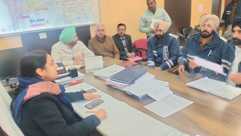 ਐਸਡੀਐਮ/ਆਰਟੀਓ ਫਾਜਿਲਕਾ ਦੀ ਪ੍ਰਧਾਨਗੀ ਹੇਠ ਕੌਮੀ ਸੜਕ ਸੁਰੱਖਿਆ ਮਹੀਨਾ ਤਹਿਤ ਅਧਿਕਾਰੀਆਂ ਨਾਲ ਹੋਈ ਮੀਟਿੰਗ