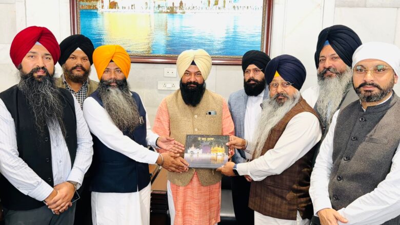 ਪੰਜਾਬ ਰਾਜ ਅਨੁਸੂਚਿਤ ਜਾਤੀਆਂ ਕਮਿਸ਼ਨ ਦੇ ਚੇਅਰਮੈਨ ਜਸਵੀਰ ਸਿੰਘ ਗੜ੍ਹੀ ਨੇ ਸ੍ਰੀ ਦਰਬਾਰ ਸਾਹਿਬ ਵਿਖੇ ਮੱਥਾ ਟੇਕਿਆ