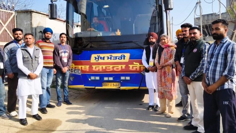 ਅੰਮ੍ਰਿਤਸਰ ਵਿਖੇ ਧਾਰਮਿਕ ਅਸਥਾਨਾਂ ਦੇ ਦਰਸ਼ਨਾਂ ਲਈ ਸ਼ਰਧਾਲੂ ਪਿੰਡ ਰਾਮਗੜ੍ਹ ਸੰਧੂਆਂ ਤੋਂ ਰਵਾਨਾ