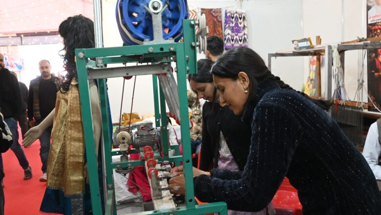 शिवरात्रि महोत्सव की प्रदर्शनी में आकर्षित कर रही रेशम उत्पादन से जुड़ी रोचक सामग्री