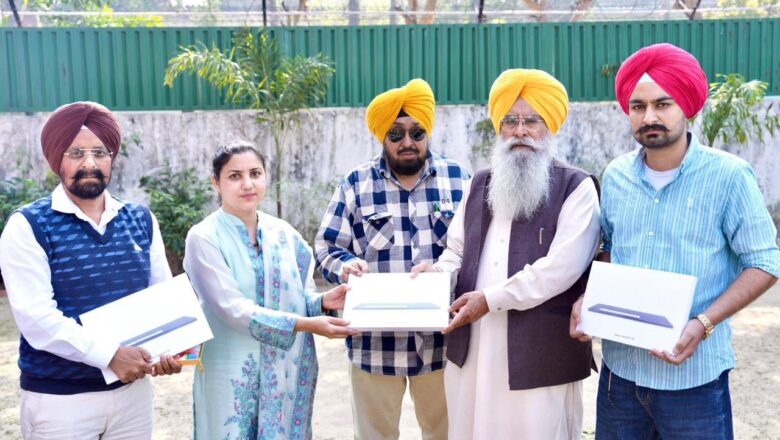 ਗੁਰਮੀਤ ਸਿੰਘ ਖੁੱਡੀਆਂ ਨੇ ਸਾਥੀ ਪੋਰਟਲ ਕਾਰਜਾਂ ਨੂੰ ਸੁਚਾਰੂ ਬਣਾਉਣ ਲਈ ਸੀਡ ਸਰਟੀਫ਼ਿਕੇਸ਼ਨ ਅਫ਼ਸਰਾਂ ਨੂੰ  ਸੌਂਪੇ 40 ਟੈਬਲੇਟਸ