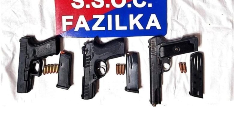 ਫਾਜ਼ਿਲਕਾ ਵਿੱਚ ਸਰਹੱਦ ਪਾਰੋਂ ਚੱਲ ਰਹੇ ਤਸਕਰੀ ਨੈੱਟਵਰਕ ਦਾ ਪਰਦਾਫਾਸ਼; 2.1 ਕਿਲੋਗ੍ਰਾਮ ਹੈਰੋਇਨ, 7 ਪਿਸਤੌਲਾਂ ਸਮੇਤ ਇੱਕ ਕਾਬੂ