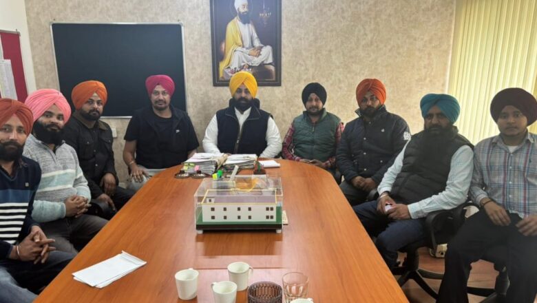ਨਿੱਕੂਵਾਲ ਯੂਥ ਕਲੱਬ ਵੱਲੋਂ ਕਰਵਾਏ ਜਾਣ ਵਾਲੇ ਕਬੱਡੀ ਕੱਪ ਲਈ ਹਰਜੋਤ ਸਿੰਘ ਬੈਂਸ ਕੈਬਨਿਟ ਮੰਤਰੀ ਨੂੰ ਦਿੱਤਾ ਸੱਦਾ