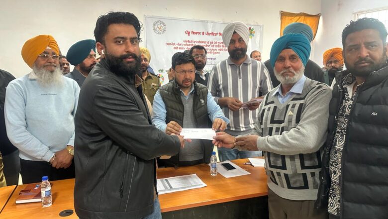 ਕੈਬਨਿਟ ਮੰਤਰੀ ਡਾ. ਰਵਜੋਤ ਸਿੰਘ ਨੇ ਸਰਬਸੰਮਤੀ ਨਾਲ ਚੁਣੀਆਂ ਗਈਆਂ ਪੰਚਾਇਤਾਂ ਨੂੰ ਸੌਂਪੇ ਸਨਮਾਨ ਰਾਸ਼ੀ ਦੇ ਚੈੱਕ