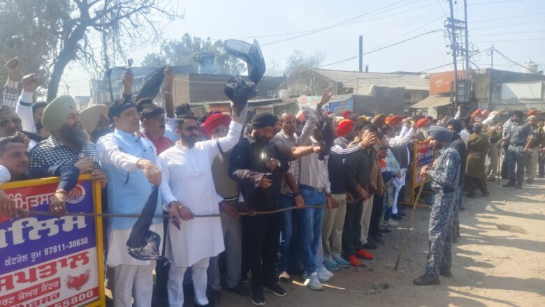 ਆਪ ਆਗੂਆਂ ਨੇ ਅੰਮ੍ਰਿਤਸਰ ਵਿੱਚ ਹਰਿਆਣਾ ਦੇ ਮੁੱਖ ਮੰਤਰੀ ਨਾਇਬ ਸਿੰਘ ਸੈਣੀ ਨੂੰ ਦਿਖਾਏ ਕਾਲੇ ਝੰਡੇ
