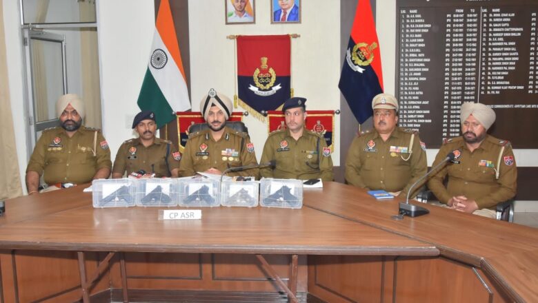 ਸਰਹੱਦ ਪਾਰੋਂ ਗੈਰ-ਕਾਨੂੰਨੀ ਹਥਿਆਰਾਂ ਦੀ ਤਸਕਰੀ ‘ਚ ਸ਼ਾਮਲ ਮਾਡਿਊਲ ਨਾਲ ਸਬੰਧਤ ਦੋ ਮੁਲਜ਼ਮ 5 ਆਧੁਨਿਕ ਪਿਸਤੌਲਾਂ ਸਣੇ ਅੰਮ੍ਰਿਤਸਰ ਤੋਂ ਕਾਬੂ