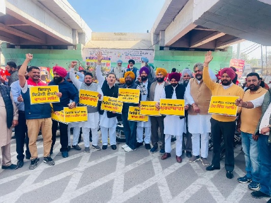 ਭਾਰਤ-ਅਮਰੀਕਾ ਵਪਾਰ ਸਮਝੌਤੇ ਖ਼ਿਲਾਫ਼ ‘ਆਪ’ ਦਾ ਪੰਜਾਬ ਭਰ ਵਿੱਚ ਜ਼ੋਰਦਾਰ ਪ੍ਰਦਰਸ਼ਨ, ਕੇਂਦਰ ‘ਤੇ ਦੇਸ਼ ਦੇ ਹਿੱਤ ਵੇਚਣ ਦਾ ਲਾਇਆ ਦੋਸ਼