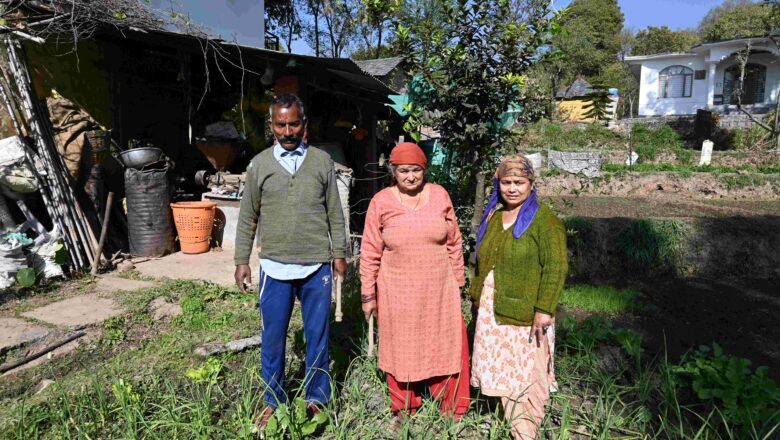 रंग लाने लगे ‘सुख की सरकार’ के प्रयासः प्राकृतिक खेती से आत्मनिर्भरता की मिसाल बने टिक्करी मुशैहरा के अजय कुमार